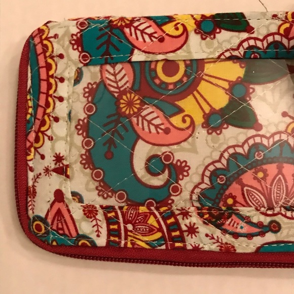 Gorgeous Nicole’s boutique quilted wristlet ❤️ - Picture 7 of 8